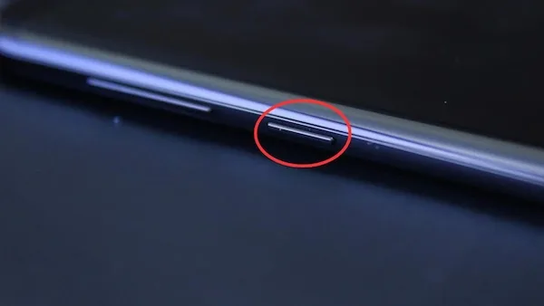 Hãy thử kiểm tra xem nút nguồn có bị lún xuống hoặc khó bấm hay không.