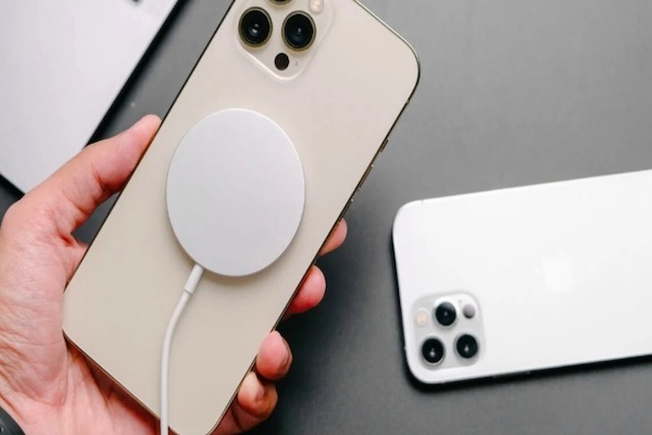 Tin đồn Apple bỏ cổng sạc vật lý