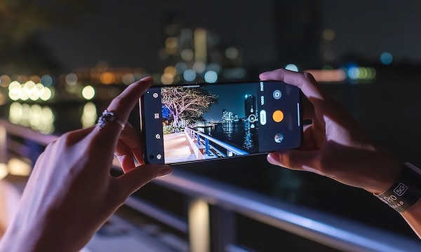 Công nghệ AI có thể điều chỉnh màu sắc, độ tương phản và độ sắc nét của những yếu tố này một cách, giúp chúng trở nên nổi bật và ấn tượng hơn trong bức ảnh cuối cùng.