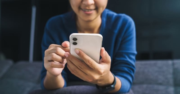 Nên mua iPhone hay Android cho người lớn tuổi?