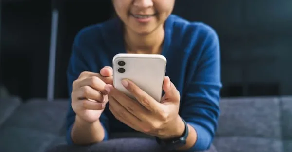 Nên mua iPhone hay Android cho người lớn tuổi?