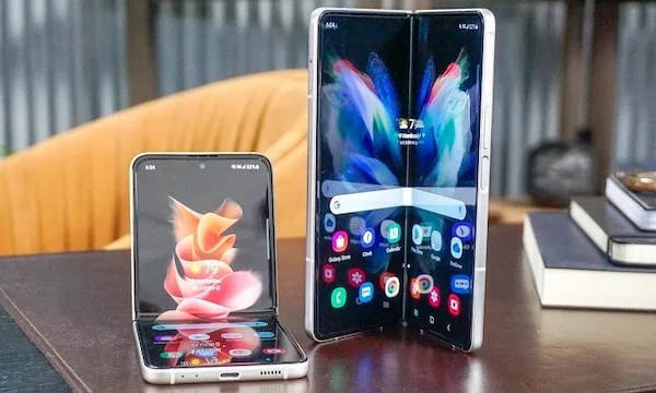 Điểm khác biệt cốt lõi và dễ nhận thấy nhất giữa smartphone màn gập và smartphone truyền thống chính là màn hình có khả năng gập.