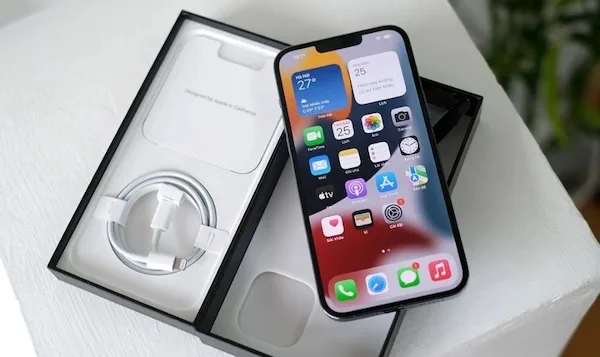Hình thức đóng gói và các phụ kiện đi kèm cũng có thể là dấu hiệu để phân biệt iPhone xách tay và iPhone chính hãng VN/A.