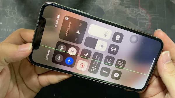Vì sao màn hình iPhone bị sọc? Dấu hiệu cần thay hay chỉ sửa?