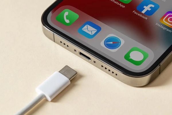 Cổng USB-C chính thức xuất hiện ip15