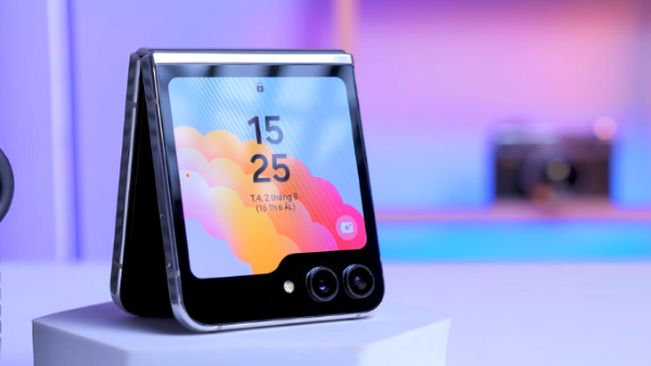 Màn hình phụ FlexWindow là linh hồn của dòng Flip, và nó được cải tiến mạnh qua từng đời.