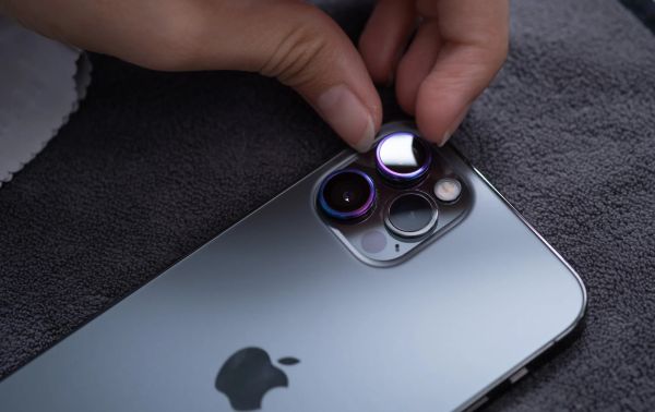 Vệ sinh mặt kính Sapphire bên ngoài iphone