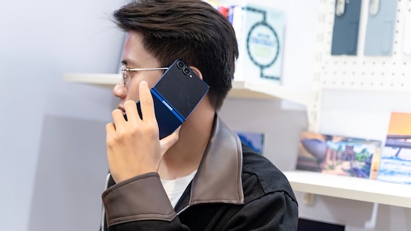 Samsung Z Flip 7 rơi vào nước