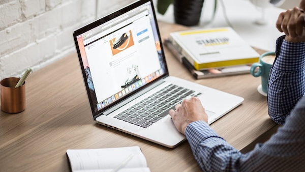 Sinh viên khối ngành Kinh tế cần gì ở một chiếc laptop?