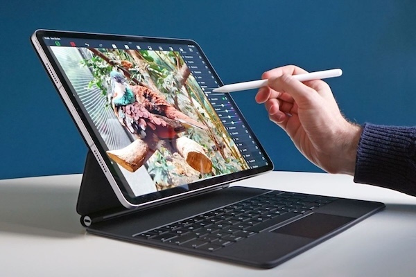 Ban-phim-Magic-Keyboard-roi-Bien-iPad-thanh-chiec-laptop-lam-viec-di-dong