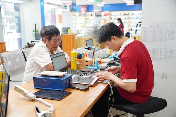 Bảng giá dịch vụ thay mặt kính iPhone 12 Series mới nhất 2026