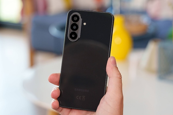Thiết kế bền bỉ vượt phân khúc với kính Gorilla Glass Victus+ cả hai mặt
