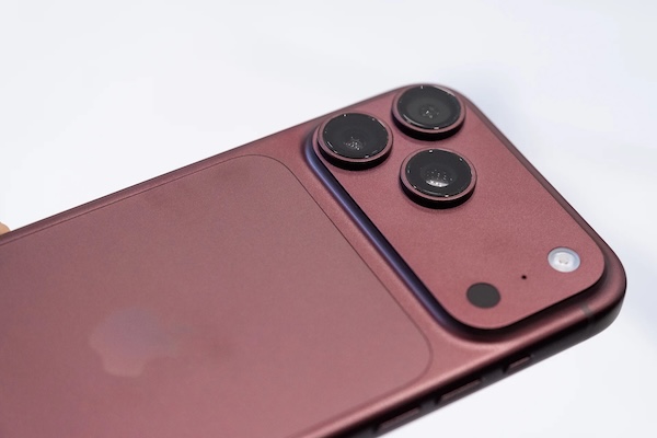 Khung viền của iPhone 18 Pro Max màu Đỏ Burgundy sử dụng chất liệu Titanium Grade 5 xử lý bề mặt mờ