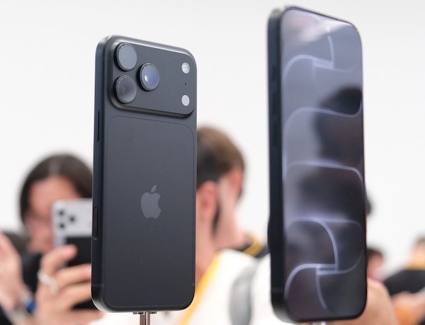 iPhone 18 ProMax Đỏ Burgundy vs Màu Đen : Xám Đen (Tone Tối)