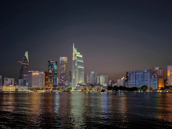 Khả năng nhiếp ảnh với cảm biến 50MP chống rung OIS và Nightography