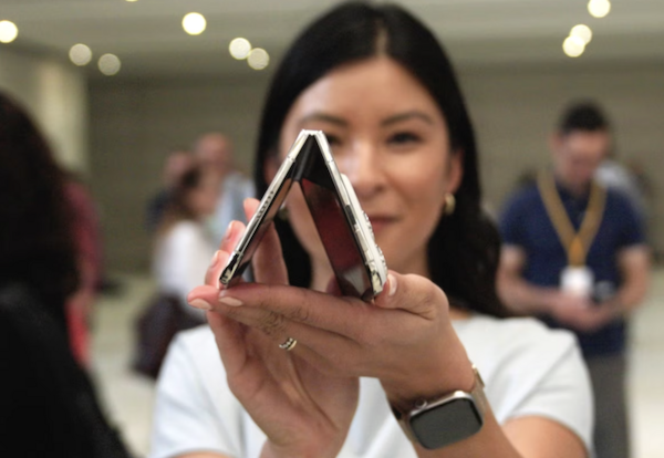 iPhone Duo Tối ưu trải nghiệm ở cả 2 trạng thái gập và mở